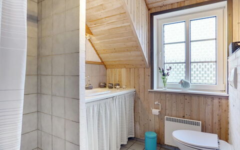 Hakun - 4Km from the Sea: Væg, Gulvbelægning, Sanitærarmatur, Træ, Etage, Indretning, Badeværelse, Tap, Vvs, Loft