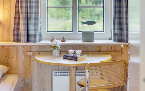 Hakun - 4Km from the Sea: Indretning, Træ, Møbel, Værelse, Loft, Gardin, Lysarmatur, Bejdse, Vindue Behandling, Vinduet Dækker