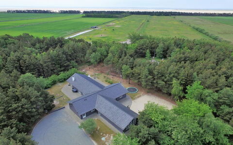 Liliana - 800M from the Sea: Hjem, Sommerhus, Veranda, Hårdttræ, Sidespor, Dæk, Skygge, Planke, Estate, Garden Bygninger