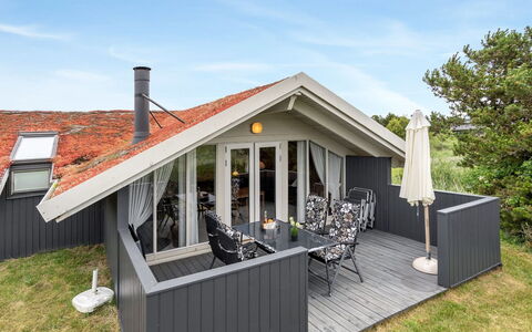 Bryniulf - 1.8Km from the Sea: Hjem, Tag, Sommerhus, Sidespor, Veranda, Estate, Garden Bygninger, Skygge, Gård, Hårdttræ