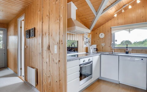 Bryniulf - 1.8Km from the Sea: Køkken, Træ, Loft, Gulvbelægning, Indretning, Countertop, Hjem, Køkken Apparat, Etage, Cabinetry
