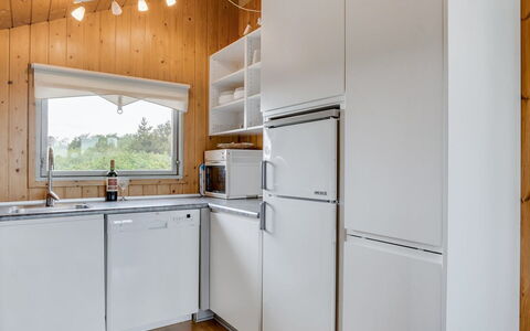 Bryniulf - 1.8Km from the Sea: Køkken, Køkken Apparat, Større Bandage, Træ, Indretning, Gulvbelægning, Countertop, Loft, Etage, Husholdningsapparat