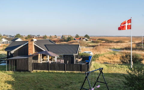Elmine - 700M from the Sea: Boligområde, Tag, Forstad, Indkørsel, Estate, Skorsten