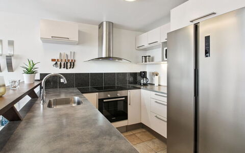 Deljan - 3.5Km from the Sea: Countertop, Køkken, Møbel, Køkken Apparat, Gulvbelægning, Indretning, Større Bandage, Cabinetry, Træ, Etage