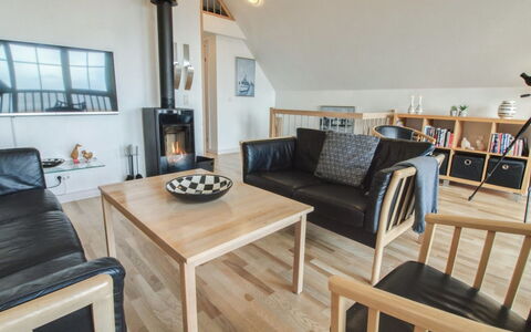 Deljan - 3.5Km from the Sea: Møbel, Gulvbelægning, Indretning, Etage, Træ, Trægulve, Stue, Loft, Couch, Værelse