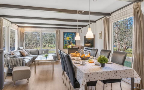 Yall - 1Km from the Sea: Møbel, Indretning, Træ, Bord, Loft, Stol, Køkken & Spisebord, Gulvbelægning, Spisestue, Hjem