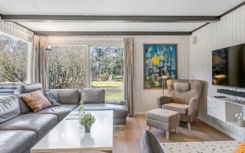 Yall - 1Km from the Sea: Indretning, Møbel, Couch, Gulvbelægning, Træ, Etage, Loft, Stue, Hjem, Værelse
