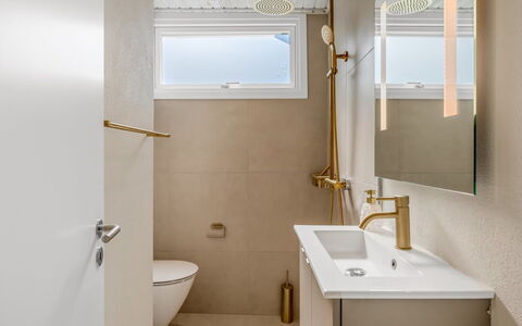 Yall - 1Km from the Sea: Sanitærarmatur, Badeværelse, Gulvbelægning, Indretning, Etage, Spejl, Toilet, Vvs, Belysning, Tap