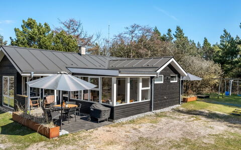 Yall - 1Km from the Sea: Træ, Tag, Arkitektur, Hjem, Hus, Sommerhus, Sidespor, Hårdttræ, Hældning, Estate