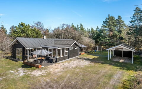 Yall - 1Km from the Sea: Træ, Tag, Arkitektur, Hjem, Hus, Sommerhus, Sidespor, Hårdttræ, Hældning, Estate
