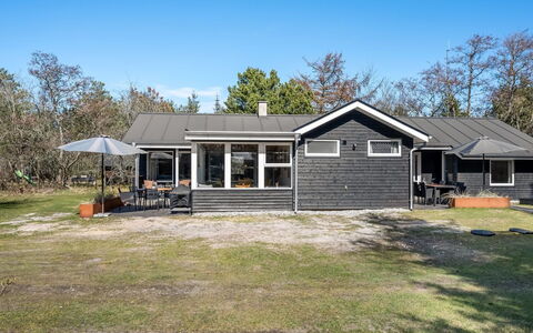 Yall - 1Km from the Sea: Træ, Tag, Arkitektur, Hjem, Hus, Sommerhus, Sidespor, Hårdttræ, Hældning, Estate