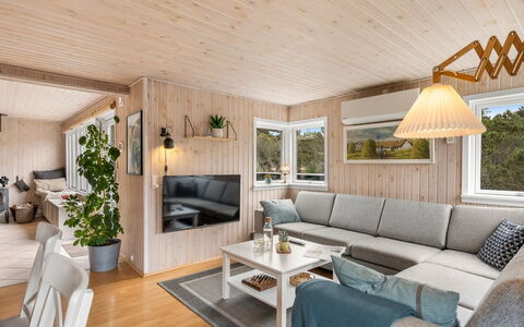 Annakarin - 500M from the Sea: Træ, Møbel, Indretning, Hjem, Loft, Hus, Gulvbelægning, Stue, Etage, Couch