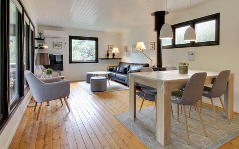 Hannu - 900M from the Sea: Møbel, Indretning, Gulvbelægning, Træ, Etage, Couch, Stue, Loft, Trægulve, Værelse