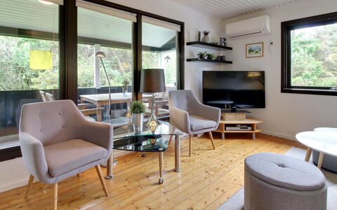Hannu - 900M from the Sea: Møbel, Indretning, Gulvbelægning, Træ, Couch, Etage, Stue, Loft, Bord, Værelse