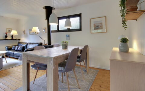 Hannu - 900M from the Sea: Møbel, Indretning, Gulvbelægning, Væg, Etage, Træ, Spisestue, Loft, Bord, Værelse