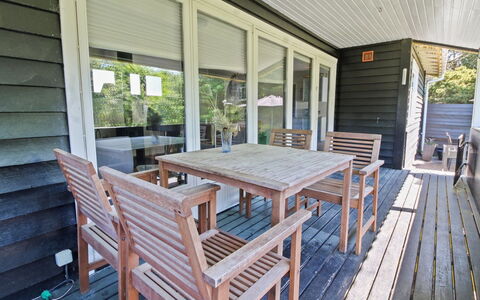 Hannu - 900M from the Sea: Møbel, Træ, Gulvbelægning, Etage, Trægulve, Veranda, Hårdttræ, Bord, Bejdse, Dæk