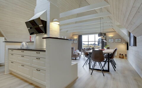 Ege - 200M from the Sea: Indretning, Gulvbelægning, Træ, Loft, Møbel, Lysarmatur, Etage, Køkken, Countertop, Cabinetry