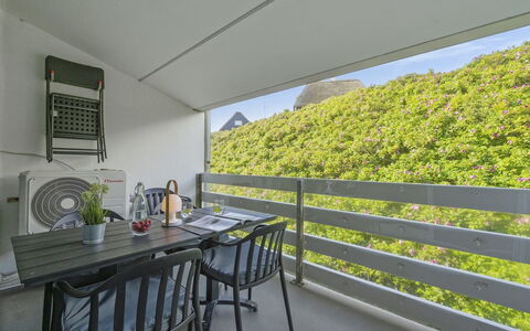 Soffhie - 250M from the Sea: Indretning, Møbel, Couch, Gulvbelægning, Etage, Værelse, Loft, Stue, Lejlighed