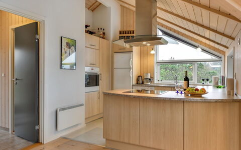 Christan - 1.2Km from the Sea: Indretning, Køkken, Gulvbelægning, Træ, Loft, Countertop, Møbel, Værelse, Etage, Lysarmatur