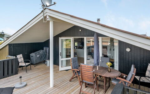 Apolonia - from the Sea: Hjem, Sommerhus, Veranda, Hårdttræ, Sidespor, Dæk, Skygge, Planke, Estate, Garden Bygninger