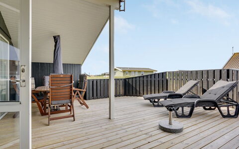 Apolonia - from the Sea: Hjem, Sommerhus, Veranda, Hårdttræ, Sidespor, Dæk, Skygge, Planke, Estate, Garden Bygninger