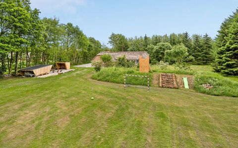 Erla - 2.3Km from the Sea: Bygning, Hus, Træ, Hjem, Tag, Sommerhus, Boligområde, Busk, Arkitektur