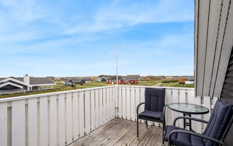 Amandus - 100M from the Sea: Boligområde, Busk, Hus, Hjem, Have, Estate, Skygge, Landscaping, Lawn