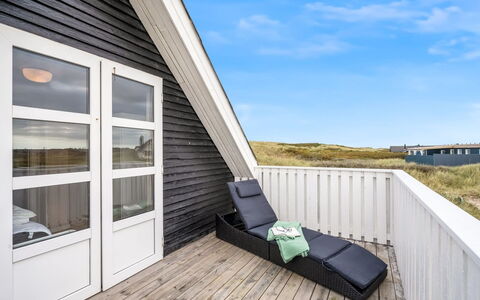Amandus - 100M from the Sea: Boligområde, Busk, Hus, Hjem, Have, Estate, Skygge, Landscaping, Lawn