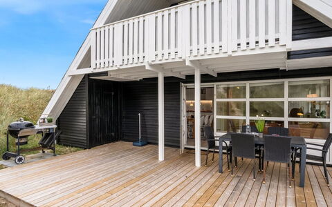 Amandus - 100M from the Sea: Boligområde, Busk, Hus, Hjem, Have, Estate, Skygge, Landscaping, Lawn