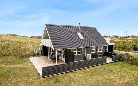 Amandus - 100M from the Sea: Boligområde, Busk, Hus, Hjem, Have, Estate, Skygge, Landscaping, Lawn
