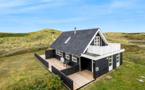 Amandus - 100M from the Sea: Boligområde, Busk, Hus, Hjem, Have, Estate, Skygge, Landscaping, Lawn