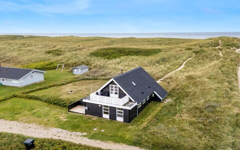 Amandus - 100M from the Sea: Boligområde, Busk, Hus, Hjem, Have, Estate, Skygge, Landscaping, Lawn