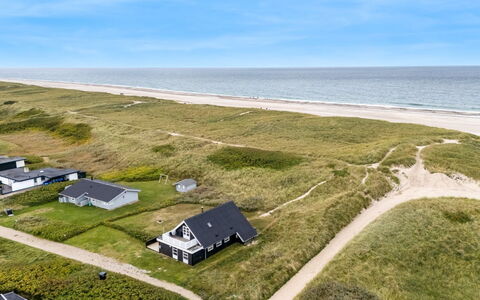 Amandus - 100M from the Sea: Boligområde, Busk, Hus, Hjem, Have, Estate, Skygge, Landscaping, Lawn