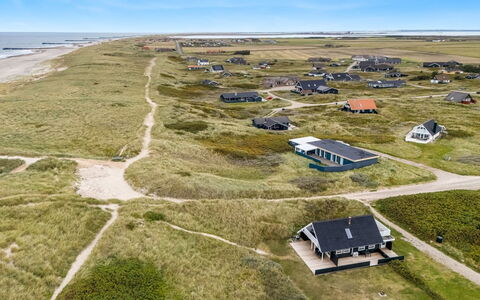 Amandus - 100M from the Sea: Boligområde, Busk, Hus, Hjem, Have, Estate, Skygge, Landscaping, Lawn