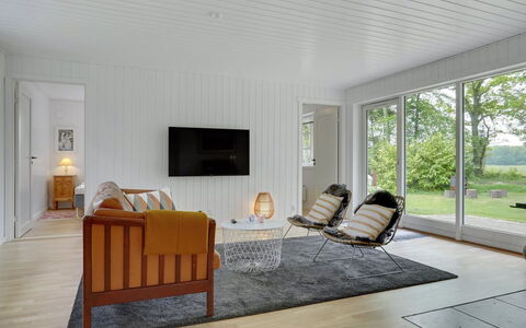Rohan - 500M from the Sea: Gulvbelægning, Indretning, Møbel, Etage, Træ, Trægulve, Stue, Loft, Couch, Hjem