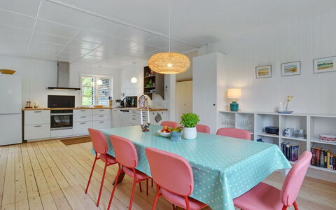 Rohan - 500M from the Sea: Møbel, Indretning, Gulvbelægning, Træ, Loft, Spisestue, Etage, Bord, Køkken & Spisebord, Lysarmatur