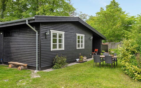 Rohan - 500M from the Sea: Busk, Sommerhus, Sidespor, Garden Bygninger, Bunddække, Skur, Have, Bjælkehytte, Lawn, Gård