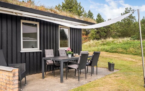 Gloria - 2.5Km from the Sea: Træ, Skygge, Veranda, Hårdttræ, Sidespor, Sommerhus, Bejdse, Backyard, Planke, Udendørs Møbler