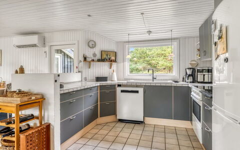 Gloria - 2.5Km from the Sea: Køkken, Countertop, Køkken Apparat, Større Bandage, Gulvbelægning, Træ, Indretning, Loft, Cabinetry, Husholdningsapparat