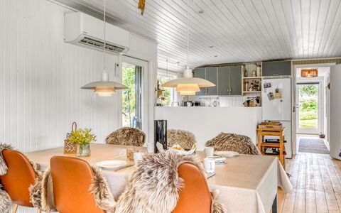 Gloria - 2.5Km from the Sea: Træ, Indretning, Loft, Møbel, Køkken & Spisebord, Gulvbelægning, Stol, Hjem, Spisestue, Lysarmatur