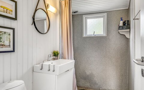 Gloria - 2.5Km from the Sea: Sanitærarmatur, Badeværelse, Indretning, Vvs, Toilet, Tap, Loft, Gardin, Toiletbræt, Håndvask