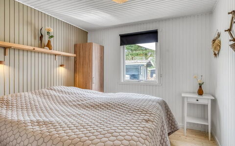 Gloria - 2.5Km from the Sea: Træ, Soveværelse, Indretning, Loft, Gulvbelægning, Seng, Etage, Sengetøj, Sengetøj, Sengetøj