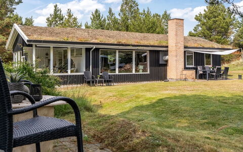 Gloria - 2.5Km from the Sea: Bygning, Vindue, Hus, Hjem, Tag, Boligområde, Sommerhus, Arkitektur, Busk
