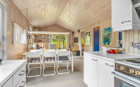 Vlatko - 2.9Km from the Sea: Træ, Indretning, Loft, Køkken, Gulvbelægning, Etage, Møbel, Countertop, Hjem, Værelse