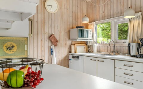 Vlatko - 2.9Km from the Sea: Køkken, Countertop, Indretning, Træ, Køkken Apparat, Møbel, Loft, Gulvbelægning, Større Bandage, Cabinetry