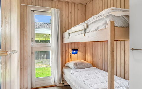Vlatko - 2.9Km from the Sea: Træ, Soveværelse, Seng, Køjeseng, Bejdse, Hårdttræ, Sovesal, Planke, Bed Frame, Sengetøj
