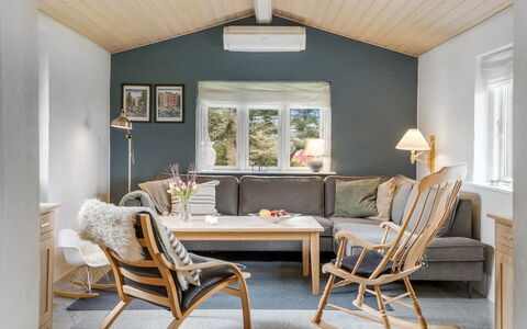 Bedri - 800M from the Sea: Møbel, Indretning, Træ, Gulvbelægning, Loft, Couch, Stue, Etage, Belysning, Værelse