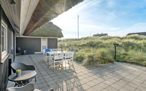 Henric - 100M from the Sea: Hus, Hjem, Tag, Boligområde, Sommerhus, Estate, Stuehus, Lawn, Landscaping, Sidespor