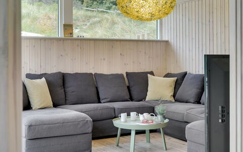 Erwith - 50M from the Sea: Møbel, Gulvbelægning, Træ, Indretning, Etage, Couch, Stue, Belysning, Trægulve, Hjem