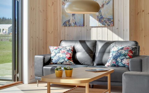 Bentine - 1.6Km from the Sea: Møbel, Indretning, Couch, Gulvbelægning, Bord, Stue, Etage, Værelse, Belysning, Kaffebord